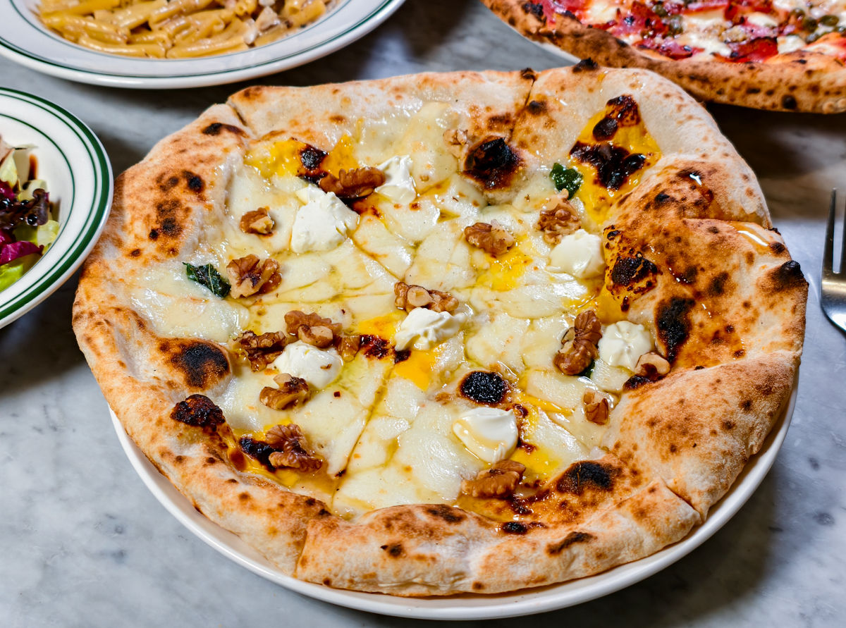 [高雄]Piazza Pizza 皮耶薩披薩小館-高雄文化中心周邊人氣拿坡里窯烤pizza @美食好芃友（芃芃）