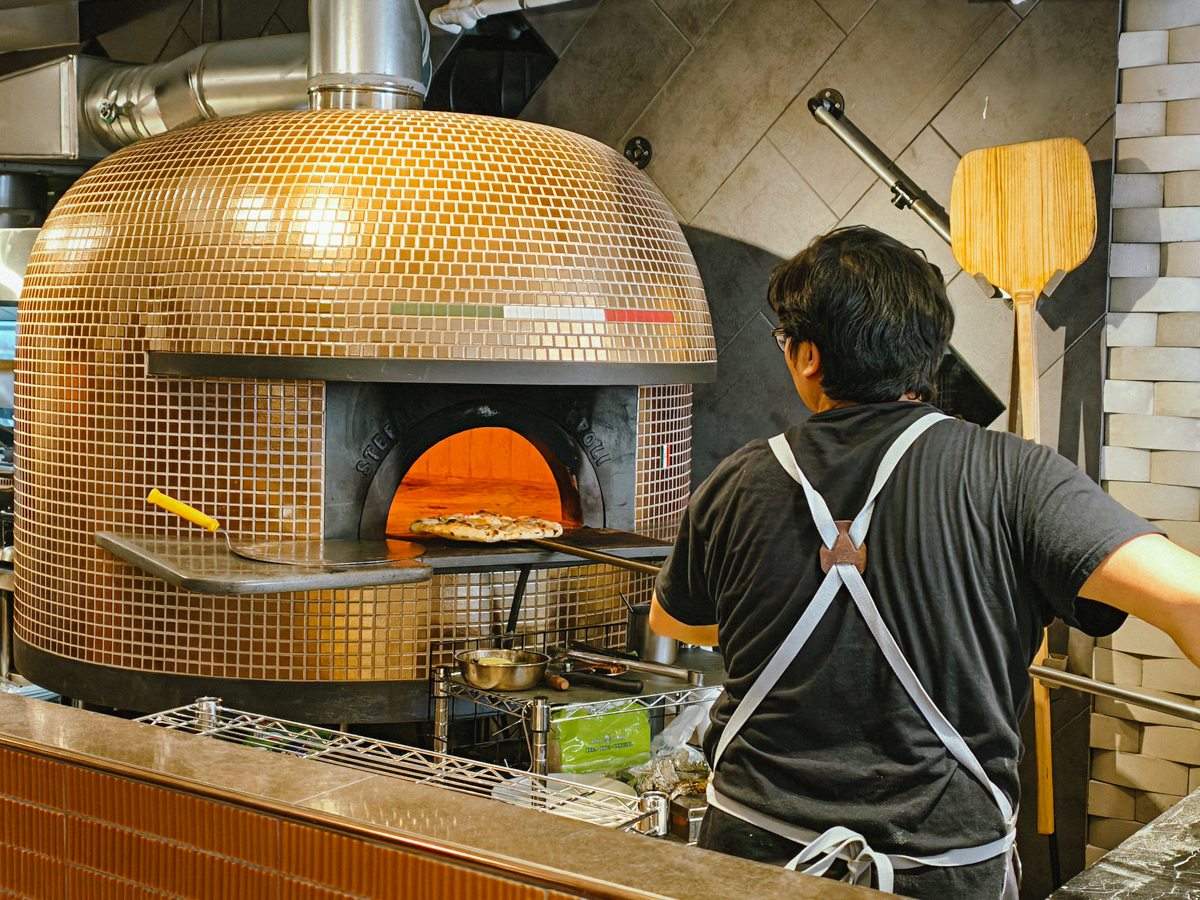 [高雄]Piazza Pizza 皮耶薩披薩小館-高雄文化中心周邊人氣拿坡里窯烤pizza @美食好芃友（芃芃）