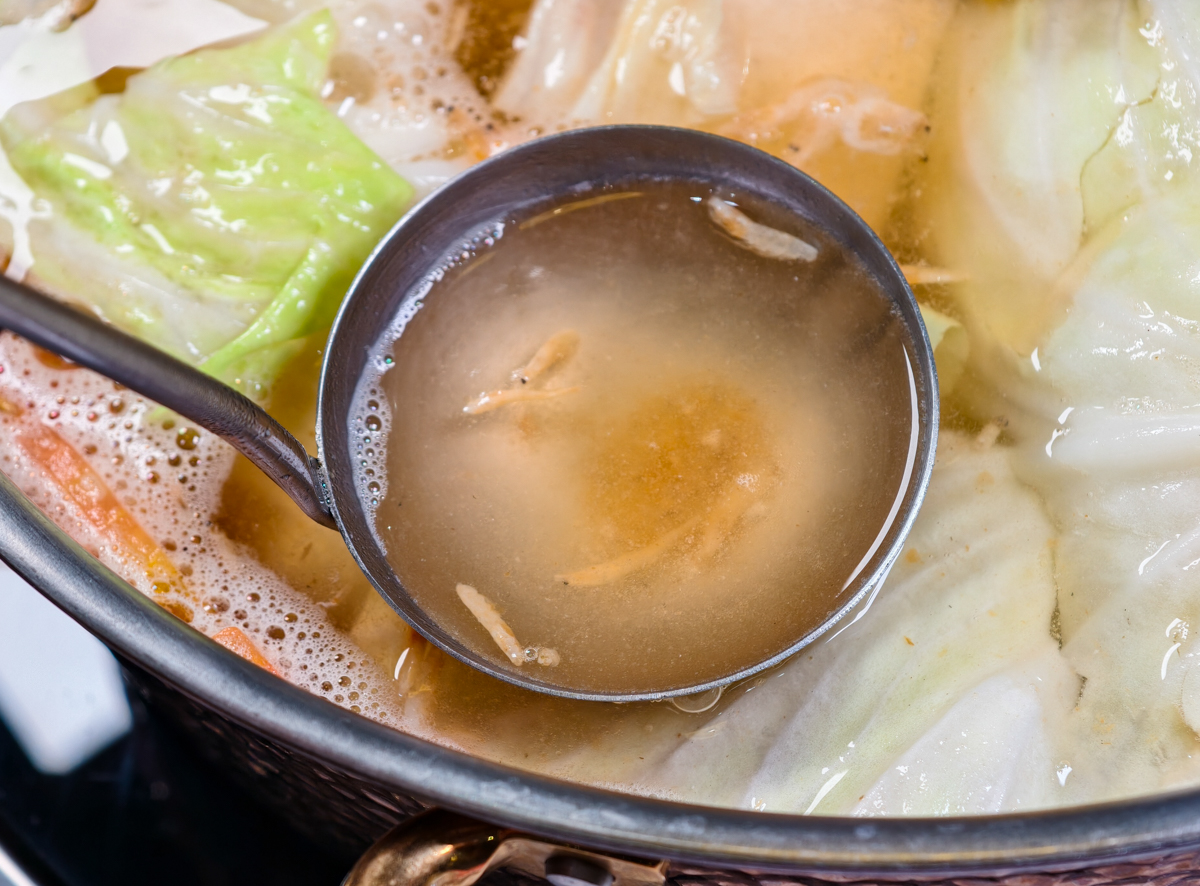 [高雄]汕頭泉成高雄五甲店-汕頭泉成最划算週年慶!20盎司大肉盤直接送你吃x 店內自助吧吃到飽! @美食好芃友（芃芃）