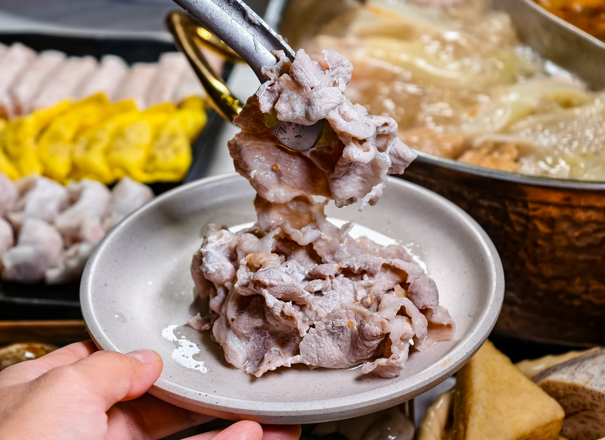 [高雄]汕頭泉成高雄五甲店-汕頭泉成最划算週年慶!20盎司大肉盤直接送你吃x 店內自助吧吃到飽! @美食好芃友（芃芃）