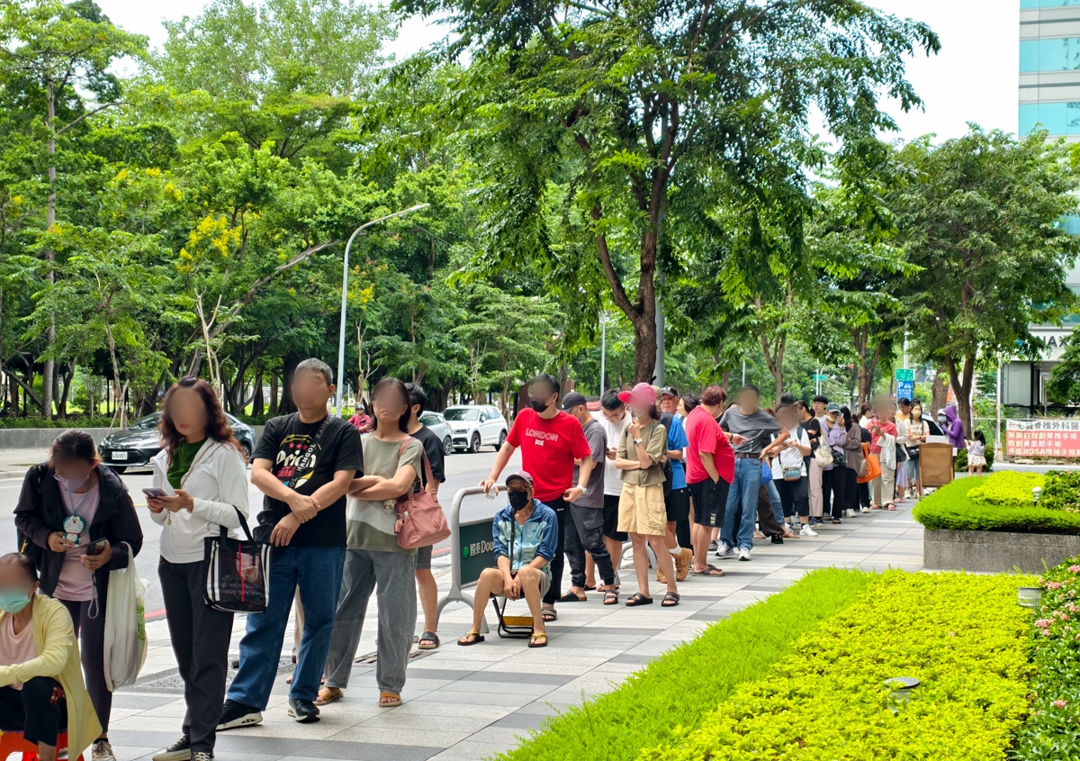 [高雄中秋禮盒推薦]崧鹿家蛋黃酥-一小時完售千顆高雄蛋黃酥傳奇!好吃紅豆餡島鹽蛋黃酥 @美食好芃友（芃芃）