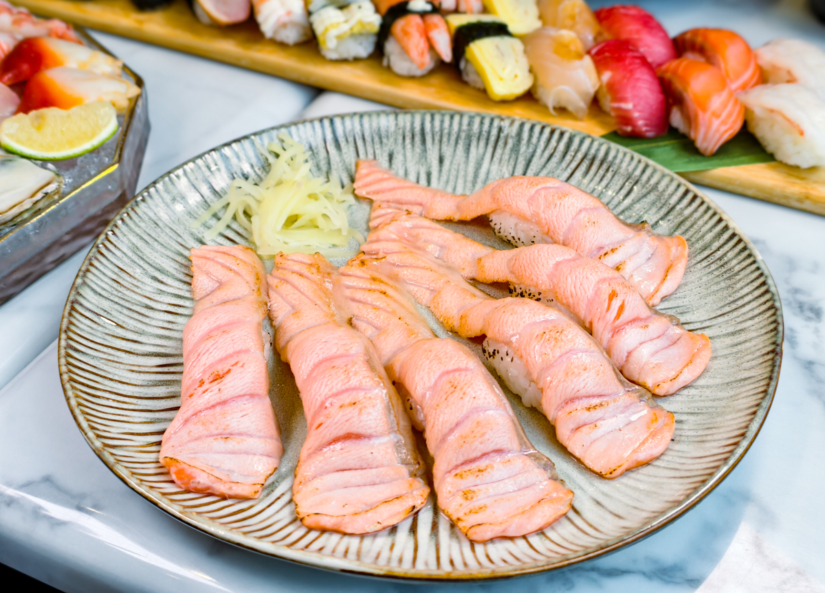 [高雄]天狩壽司和平店-34貫超浮誇洗衣板壽司拼盤!平價好吃高雄日料~必點炙燒鮭魚握買五送一 @美食好芃友（芃芃）