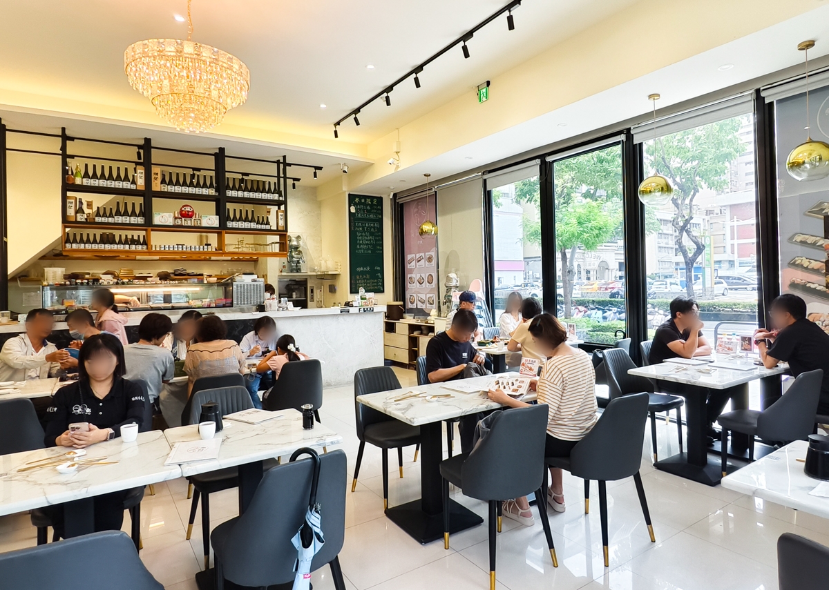 [高雄]天狩壽司和平店-34貫超浮誇洗衣板壽司拼盤!平價好吃高雄日料~必點炙燒鮭魚握買五送一 @美食好芃友（芃芃）