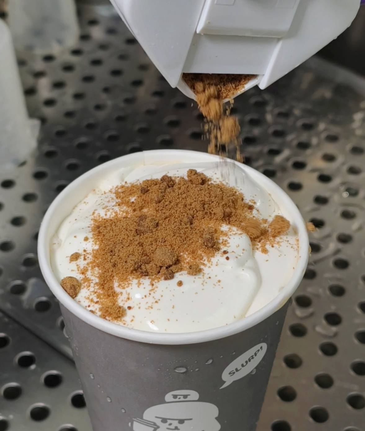 [高雄]茶典紅茶牛奶專賣熱河店-早上就開始排隊的高醫商圈手搖飲!必喝招牌奶蓋紅玉、手打海鹽檸檬綠 @美食好芃友（芃芃）