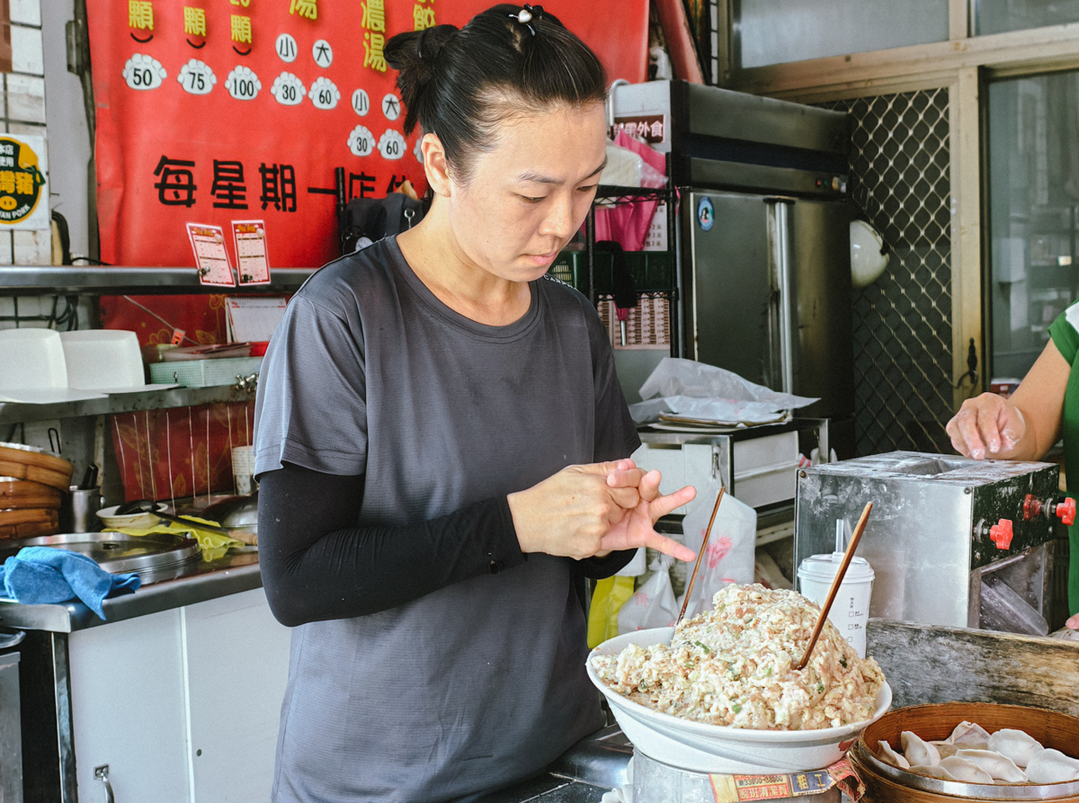 [高雄美食]橋頭蒸餃-一顆5元!在地人帶路現點現做高雄蒸餃老店!附2026最新菜單營業時間 @美食好芃友（芃芃）