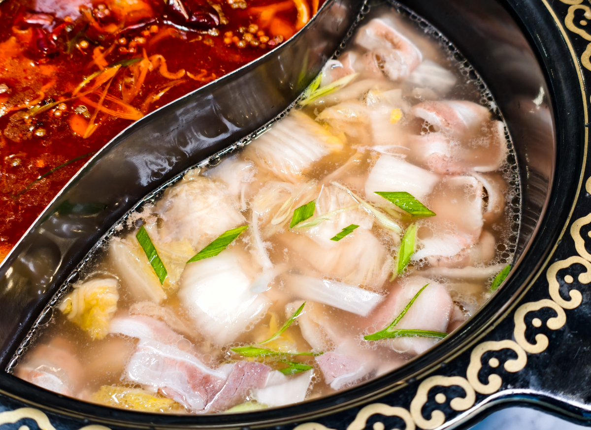 [高雄]林家潮汕石頭火鍋-高雄巨蛋商圈隱藏版好吃酸菜白肉鍋、麻辣鍋!祖傳顆粒手工沙茶醬太強 @美食好芃友（芃芃）