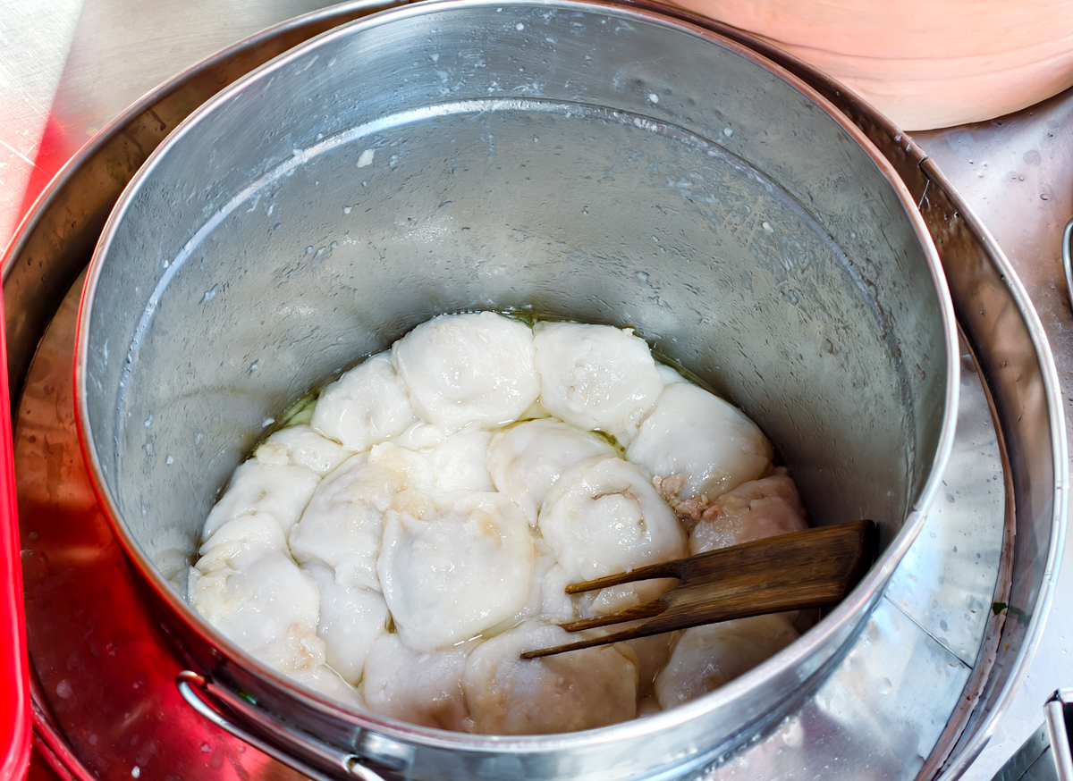 [高雄美食]顏家肉圓-飄香50年高雄三輪車肉圓傳說!坐板凳吃肉圓最對味~ @美食好芃友（芃芃）