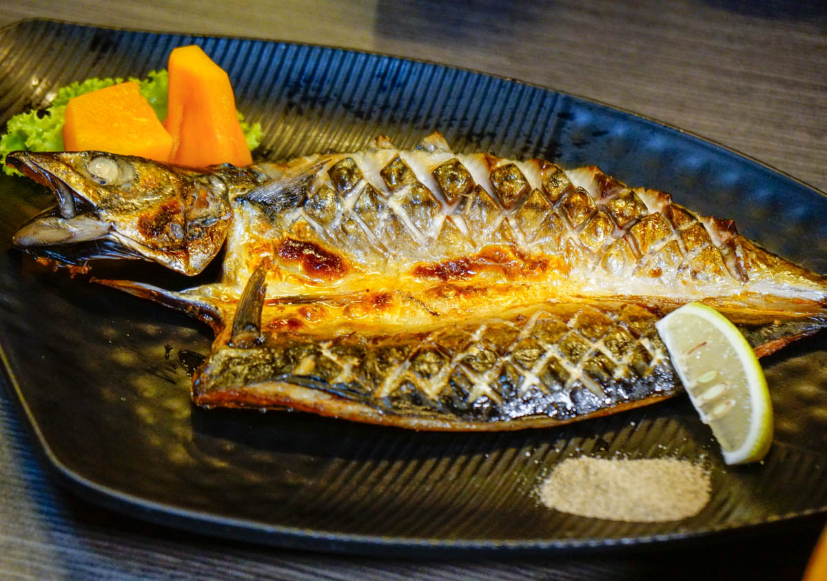 [花蓮日本料理]叁丸日式料理-在地人帶路!巷弄裡的巨無霸鮭魚握壽司 @美食好芃友