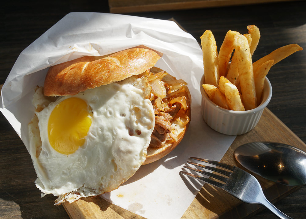 [高雄]5號後院Le patio cafe-外國人也讚嘆的澎湃雙蛋捲早午餐!超夯高雄早午餐 @美食好芃友