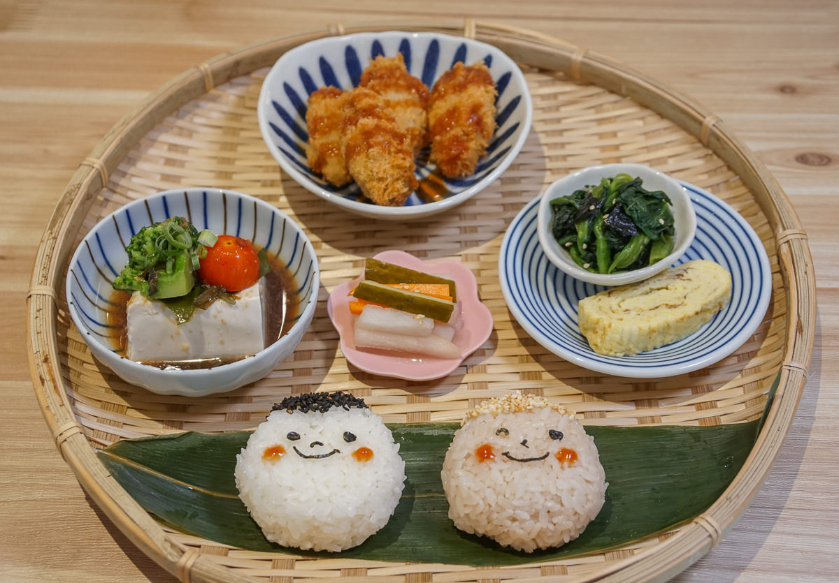 [高鐵左營站美食]開動了日本家庭料理-家庭和風味!笑臉飯糰定食X極致唐揚雞肉 @美食好芃友