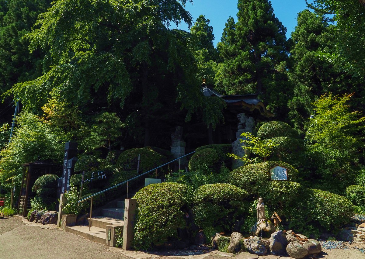 [福島旅遊推薦]中野不動尊-綠森林中的朱紅除厄神社!必訪日本三大不動尊 @美食好芃友