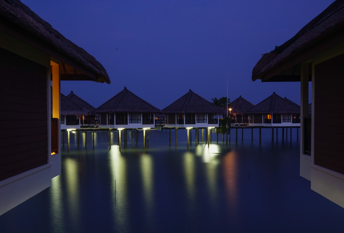 [馬來西亞住宿推薦]AVANI黃金棕櫚樹海上渡假村-海上VILLA日出絕景x超享受無邊際泳池 @美食好芃友