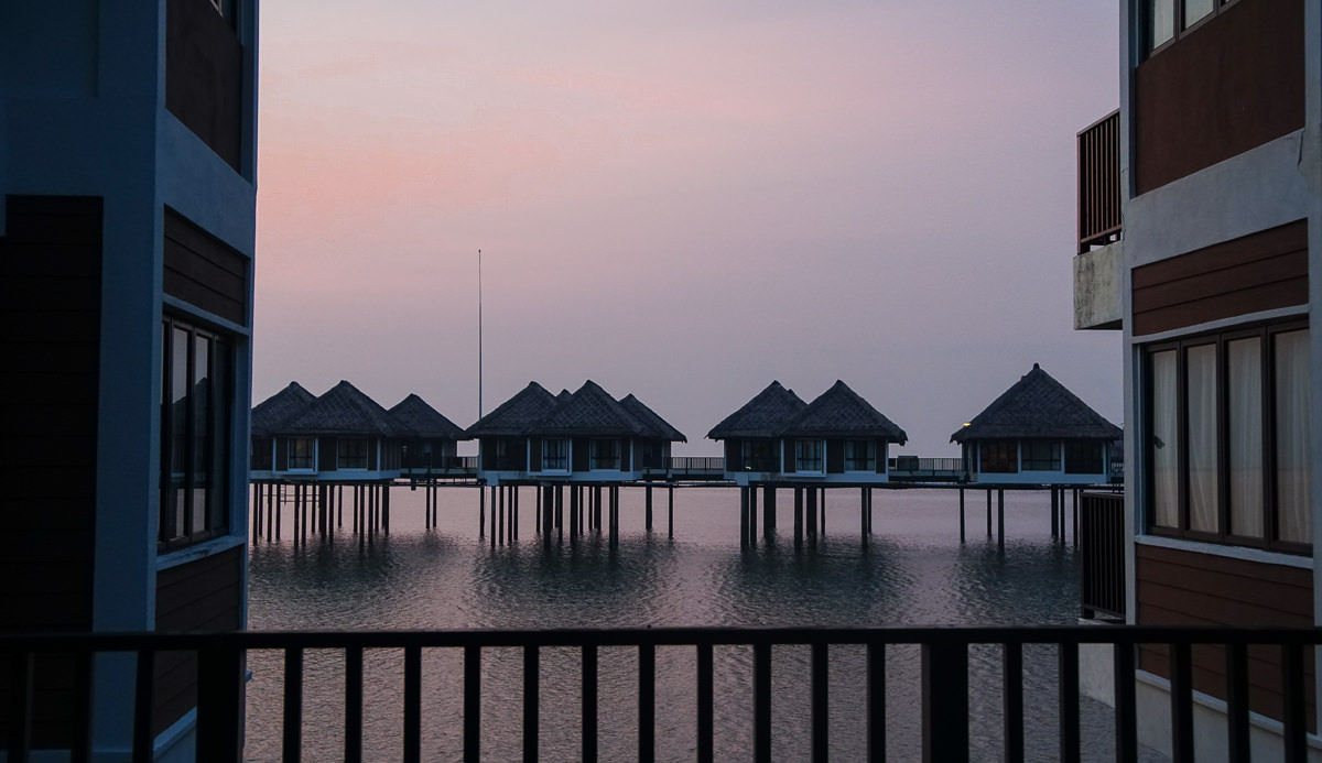 [馬來西亞住宿推薦]AVANI黃金棕櫚樹海上渡假村-海上VILLA日出絕景x超享受無邊際泳池 @美食好芃友