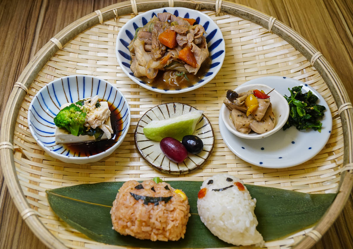高鐵左營站美食 開動了日本家庭料理 家庭和風味 笑臉飯糰定食x極致唐揚雞肉 美食好芃友
