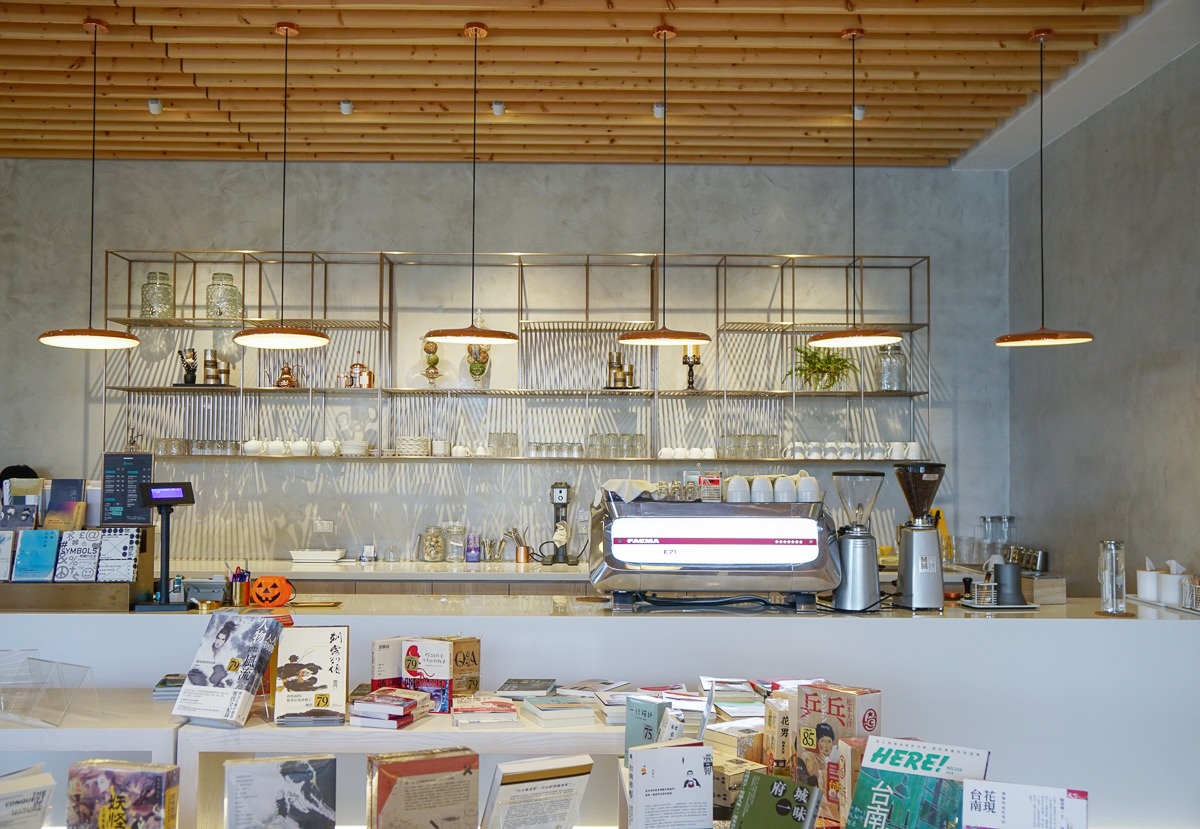 [台南咖啡店推薦]Ubuntu烏邦圖書店-台南最美書店!純白空間不限時咖啡館 @美食好芃友