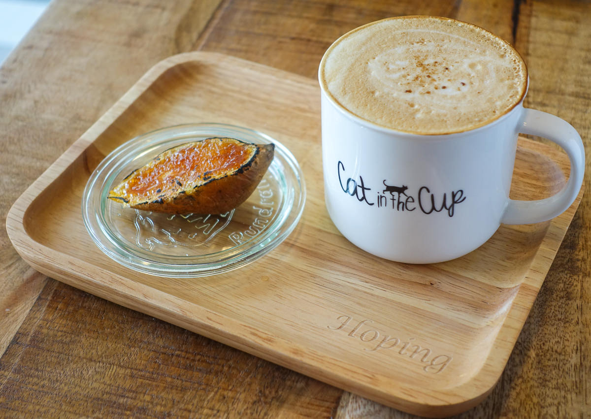 [高雄左營美食]Hoping caf&#8217;e厚皮咖啡-藍色小門後的浪漫咖啡店!超好吃限量雙層鮮芋蛋糕 @美食好芃友