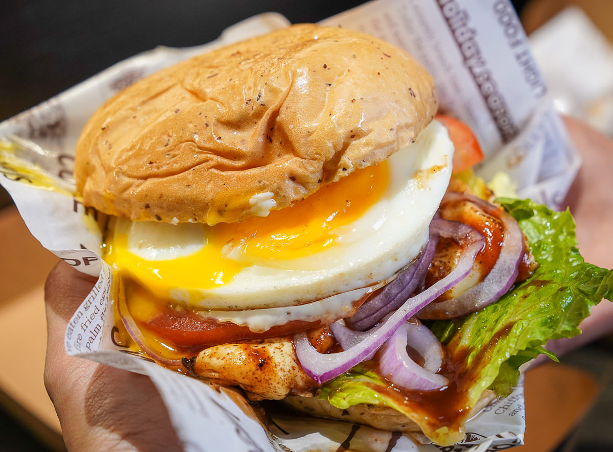 [高雄前金美食]吃堡Eatburger-超人氣神秘三輪車漢堡~美味爆漿蛋厚切漢堡! @美食好芃友