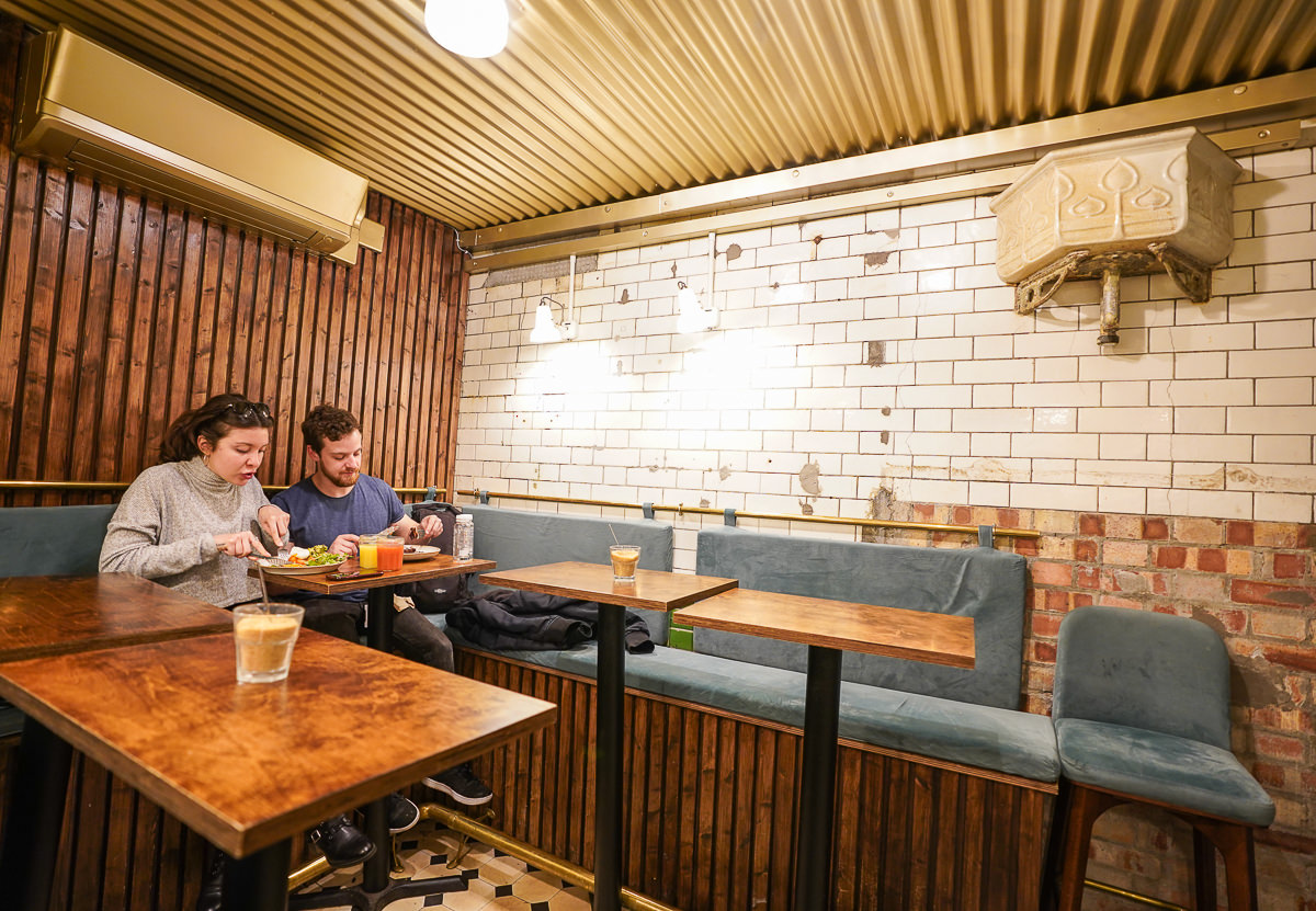 [英國倫敦美食]Attendant Cafe-倫敦復古公廁改裝低調咖啡館!自家烘焙超好喝~ @美食好芃友