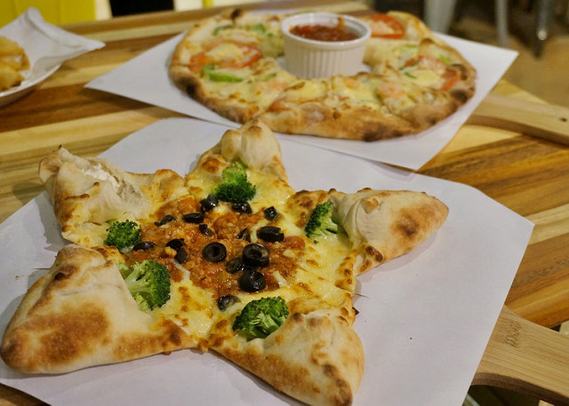 [高雄]平價X創意造型好吃pizza-Pizza Factory披薩工廠(高雄左營店) @美食好芃友