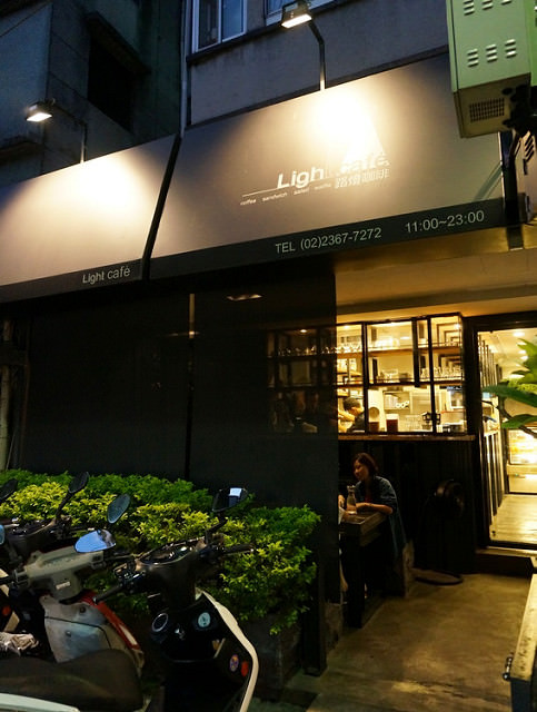 [台北]路燈下吃輕食喝咖啡-Light Cafe路燈咖啡 @美食好芃友